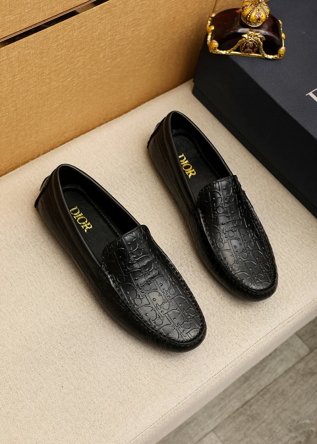 Men's shoes 💰420 💐 Product trademark: Dior "Dior" Doudou shoes Regular size: 38-44 (45🉑️customized) Product materials: Selected Italian imported first-layer calfskin embossed upper, imported water-dyed sheep 🐑 leather lining. Strong three-dimensional visual effect, original outsole color: 1⃣️color🉑️select